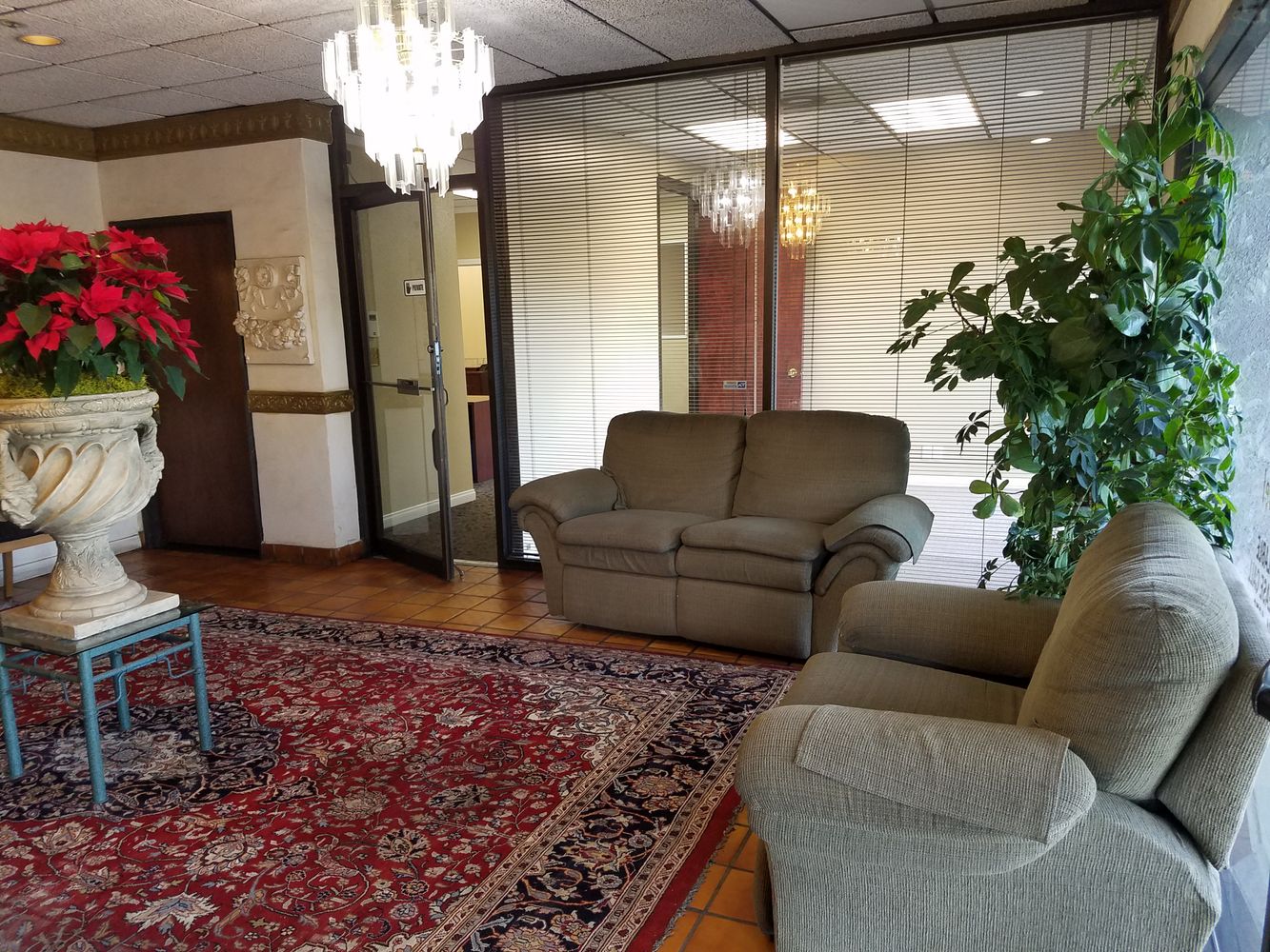 RECEPTION, WORK SPACE, PRIVATE OFFICE. EXTRA LARGE OFFICE 3-6 PERSONS